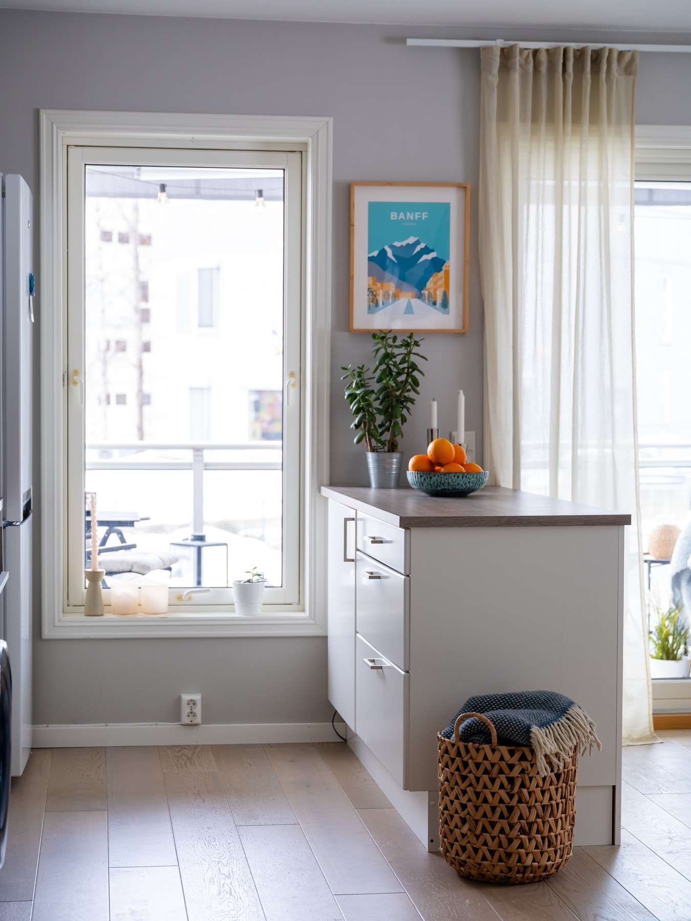 Den praktiske kjøkkenøyen gir et naturlig skille mellom stue og kjøkken, og sørger i tillegg for ekstra skap- og benkeplass. Galleribilde