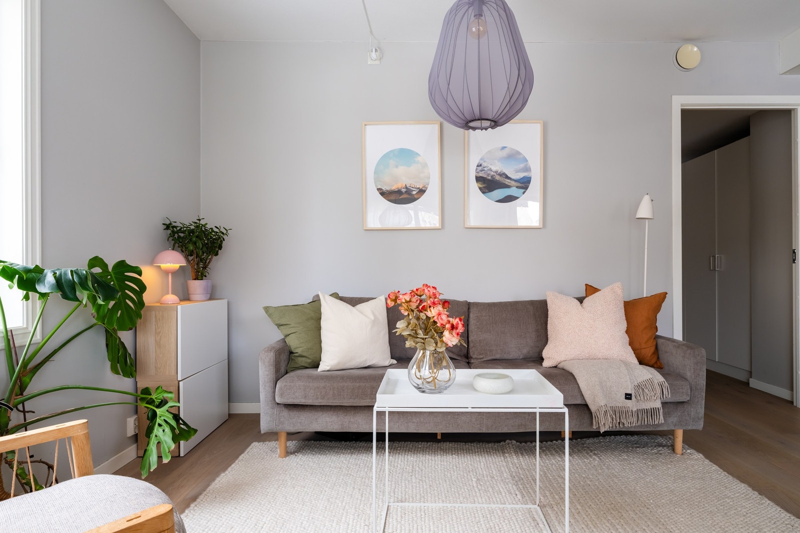 Fin og naturlig plass til sofa, salongbord og kommode. Galleribilde