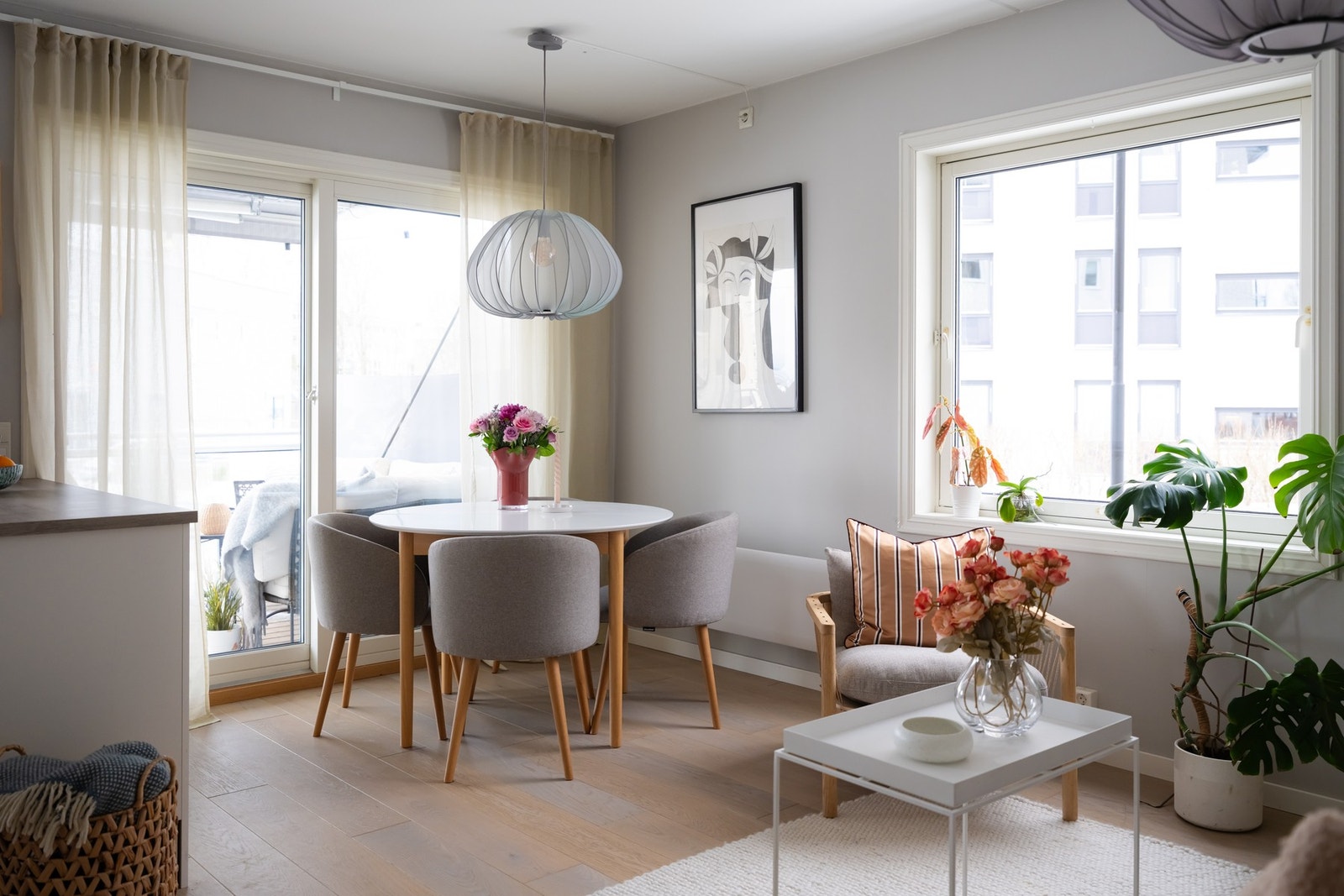 Stuen og kjøkkenet ligger i åpen løsning - noe som gir et hyggelig og sosialt rom. Galleribilde