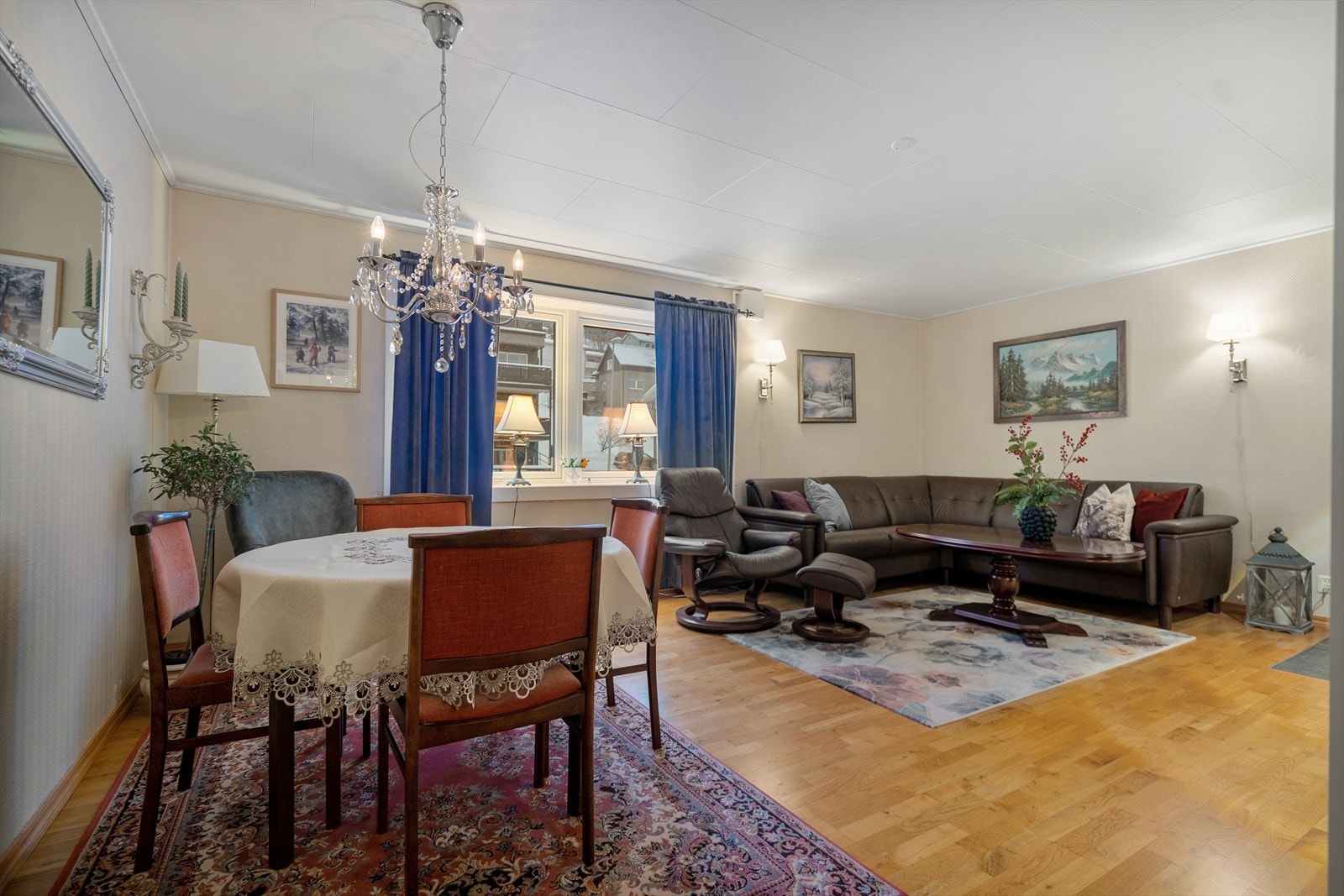 Stor stue med god plass til sofagruppe og spisebord. Galleribilde