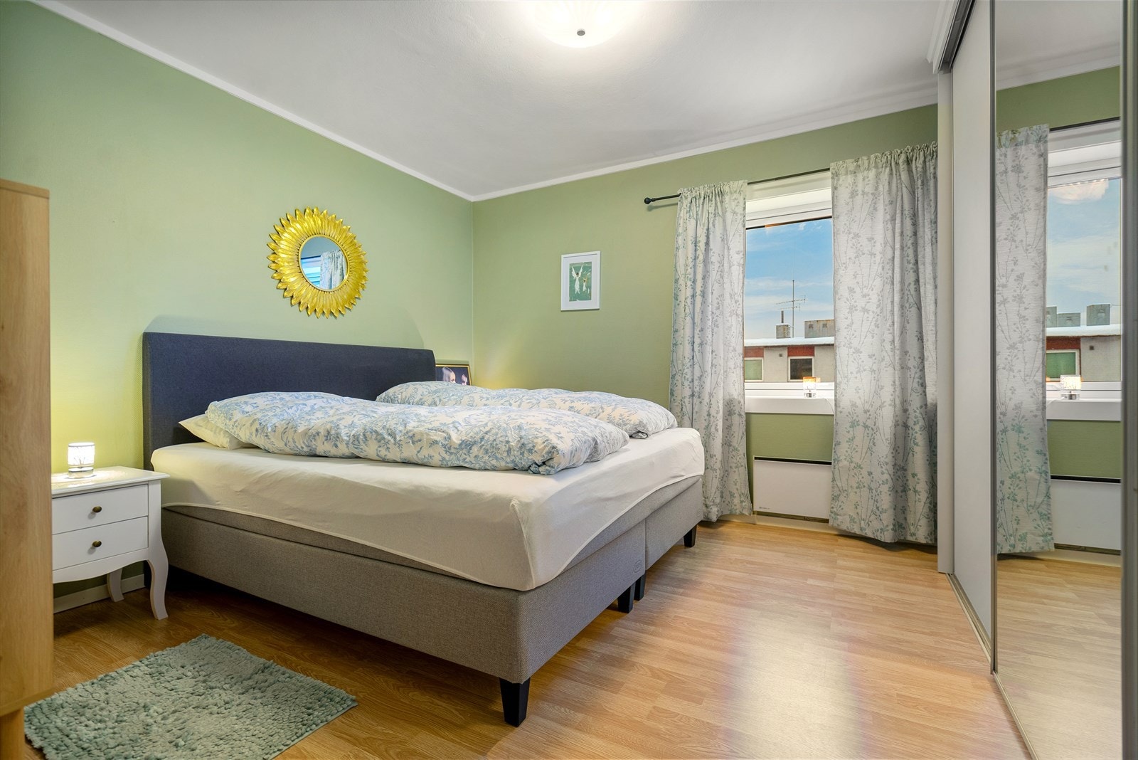 Stort soverom med god plass til soveromsmøbler og oppbevaring. Galleribilde