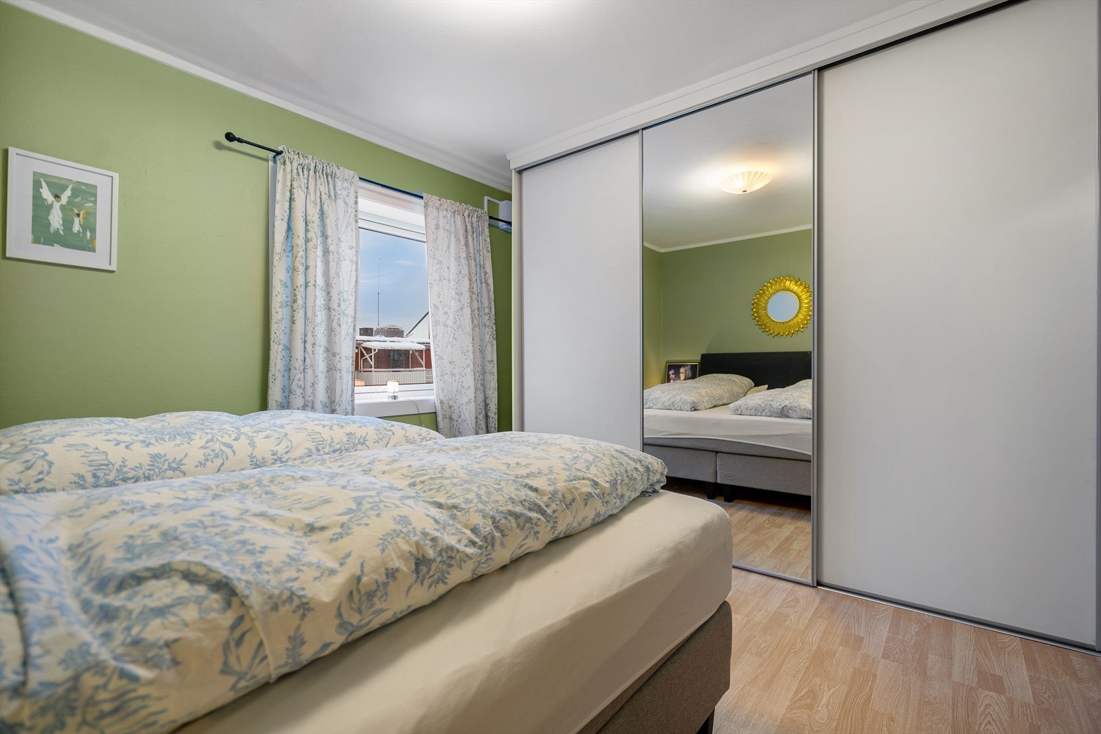 Soverom 1 inneholder en stor skyvedørsgarderobe som gir rikelig med oppbevaringsplass. Galleribilde