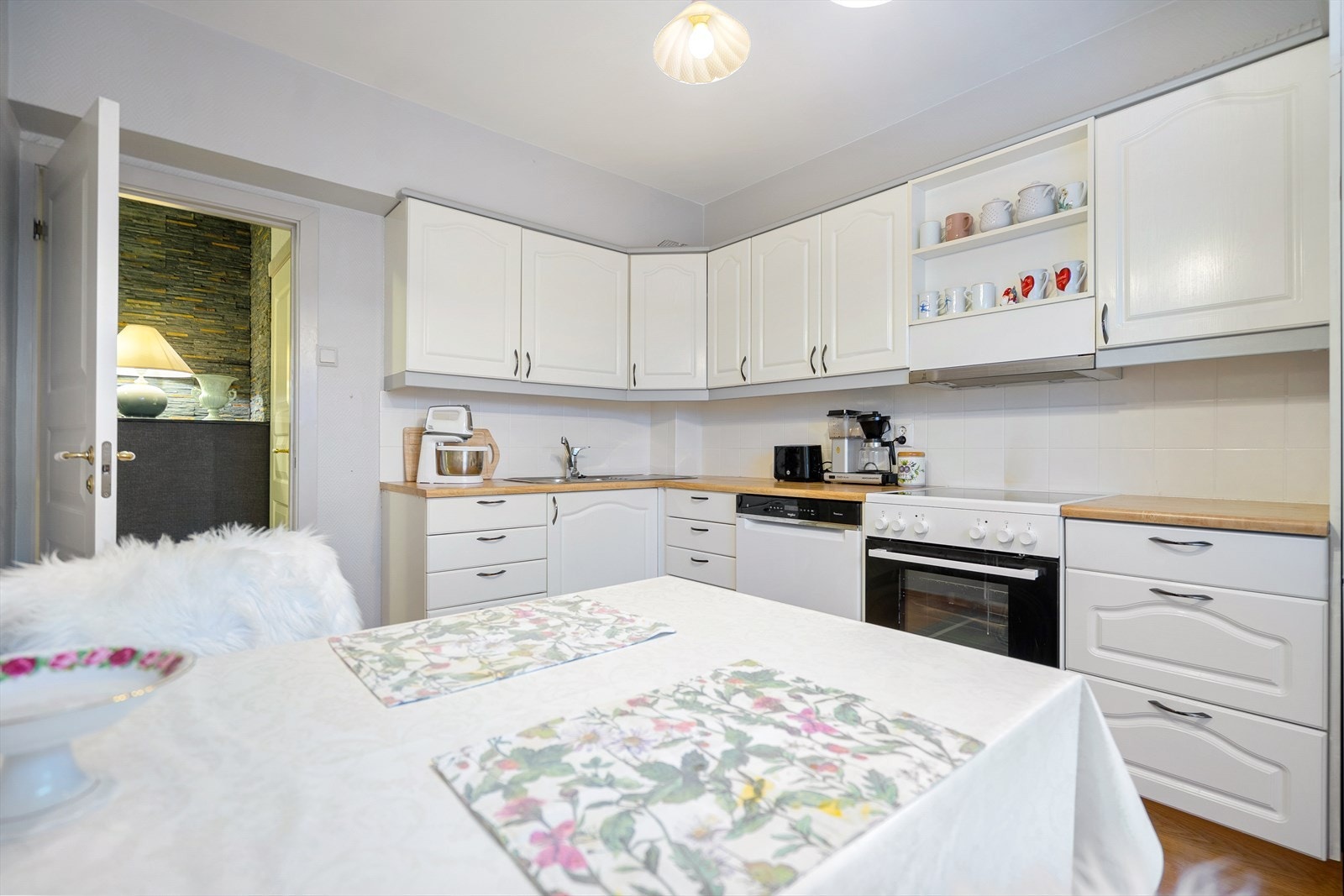 Kjøkken med plass til spisebord. Galleribilde