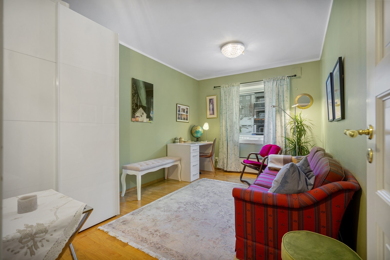 Soverom 2 har flere bruksmuligheter og inneholder en skyvedørsgarderobe. Galleribilde