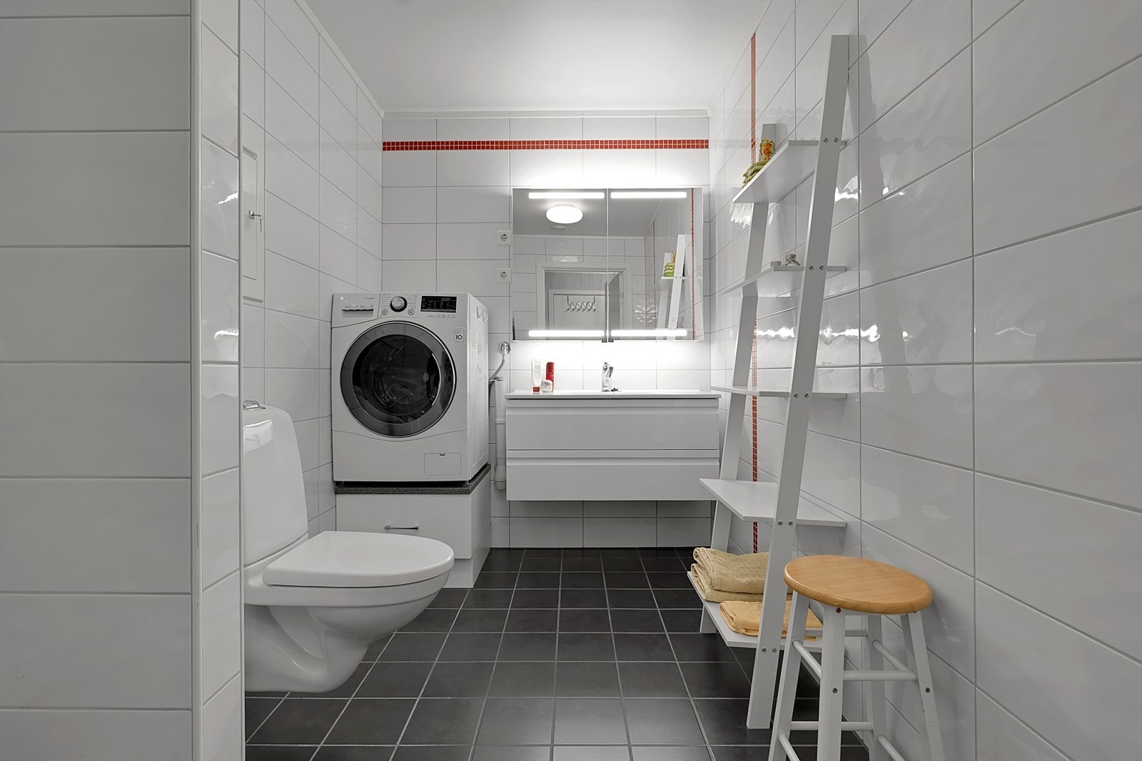 Innredning med nedfelt servant, veggmontert toalett, dusjvegger/hjørne og opplegg for vaskemaskin. Galleribilde