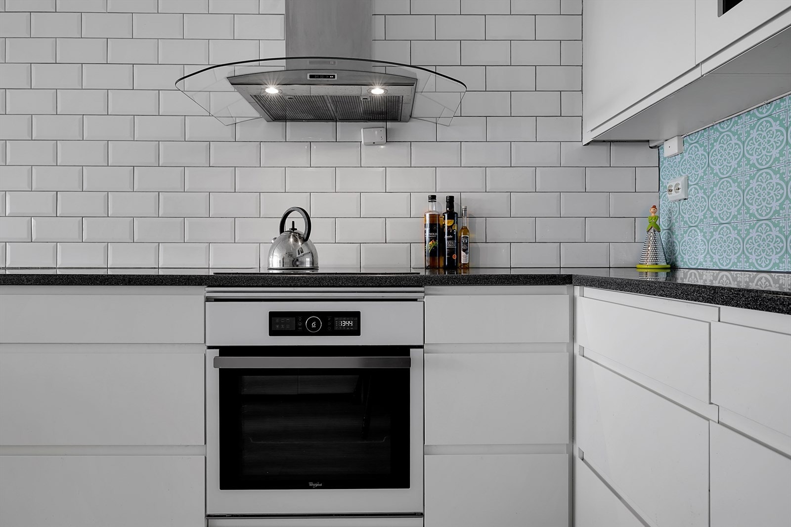 Corian benkeplate. Integrert kjøleskap, oppvaskmaskin, induksjonstopp og stekeovn, vannstoppsystem og komfyrvakt. Galleribilde