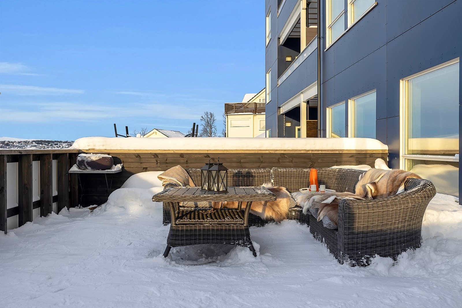 Rikelig med plass til utemøbler . Galleribilde