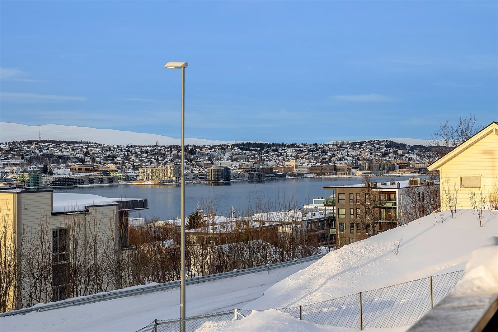 Leiligheten har beliggenhet øverst i boligfeltet på Midtre Kaldslett som er på fastlandssiden, sør for Tromsdalen. Ca 5 km til Tromsø sentrum.
Det er nærhet til barneskole, barnehage og gode bussforbindelser til de
fleste tilbud og fasiliteter. Galleribilde