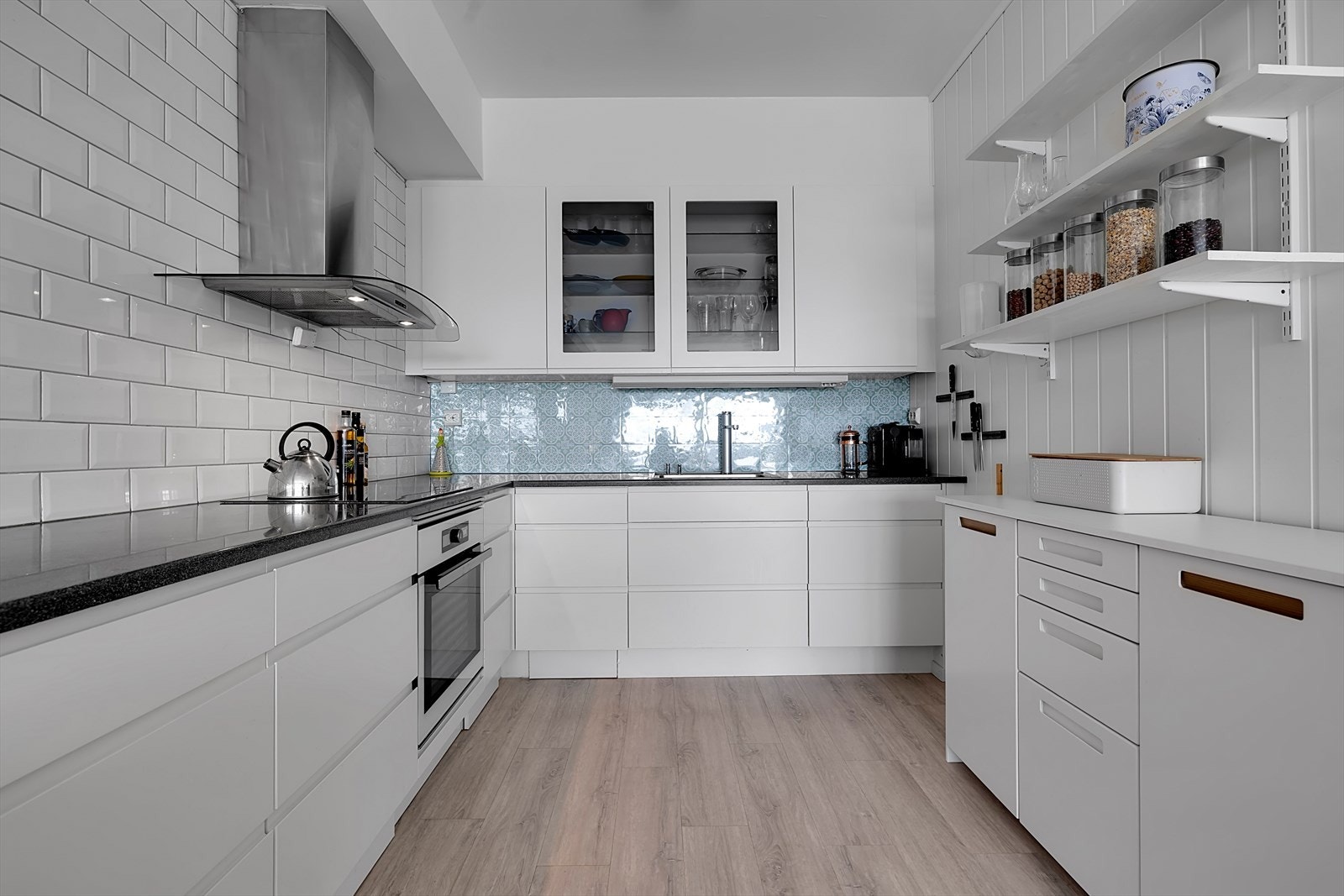 Lekkert kjøkken med masse skap-og benkeplass. Galleribilde