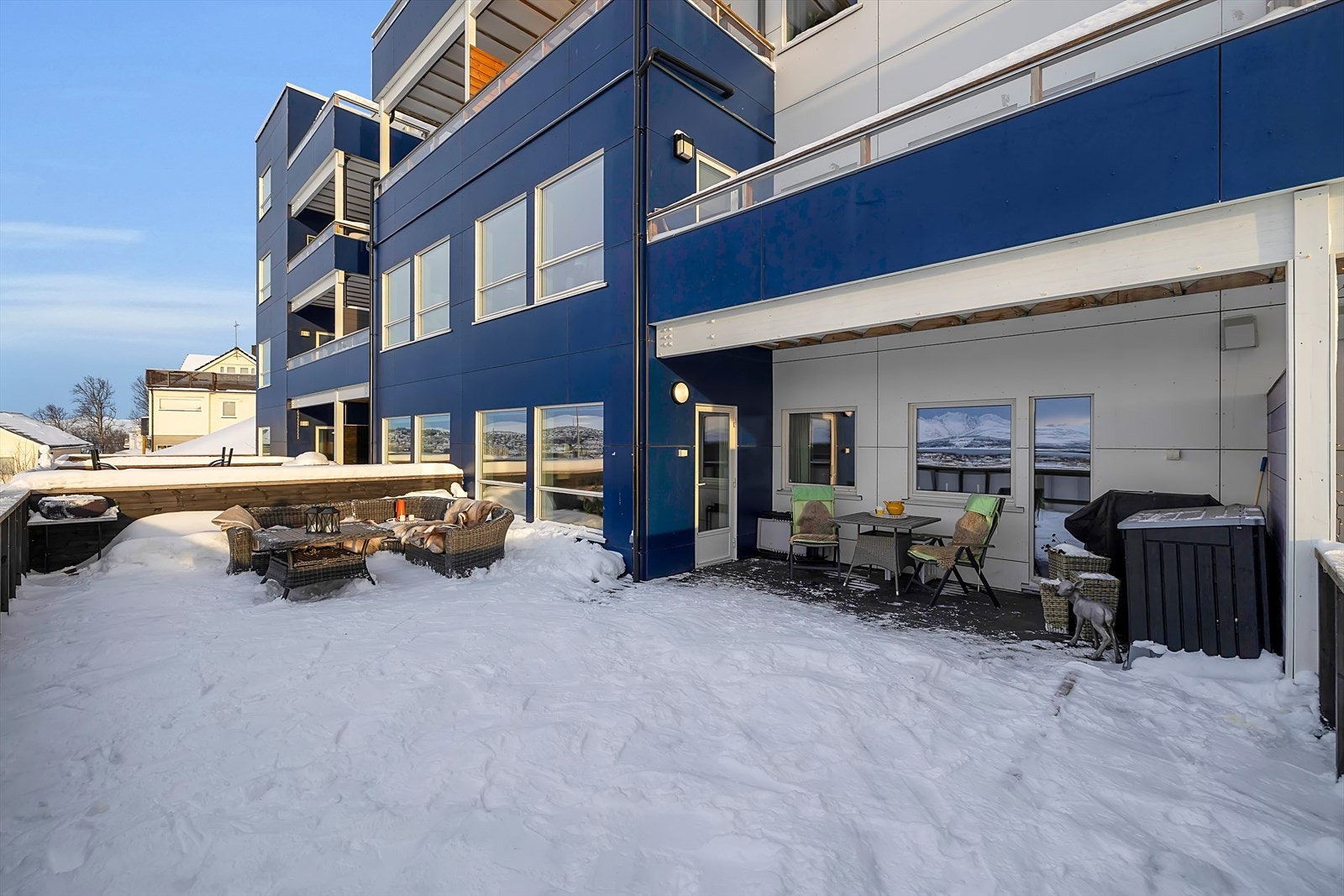 Delvis under tak. Galleribilde