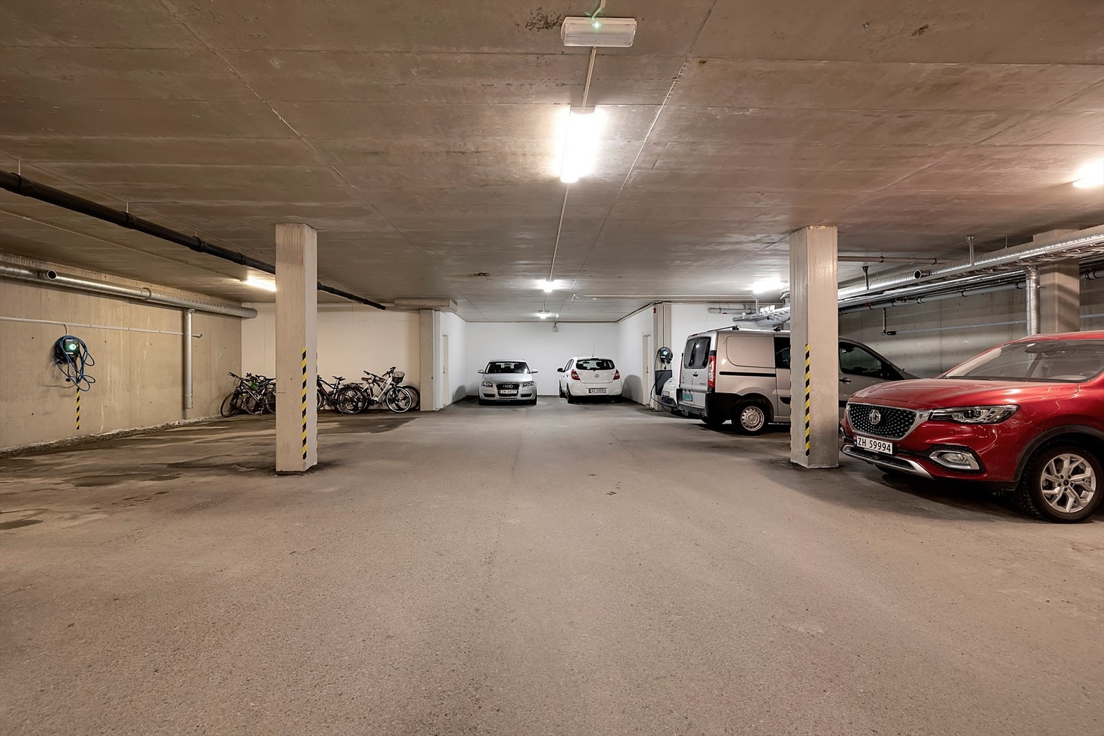 Fast parkeringsplass i felles garasjeanlegg. El bil lading montert . Galleribilde