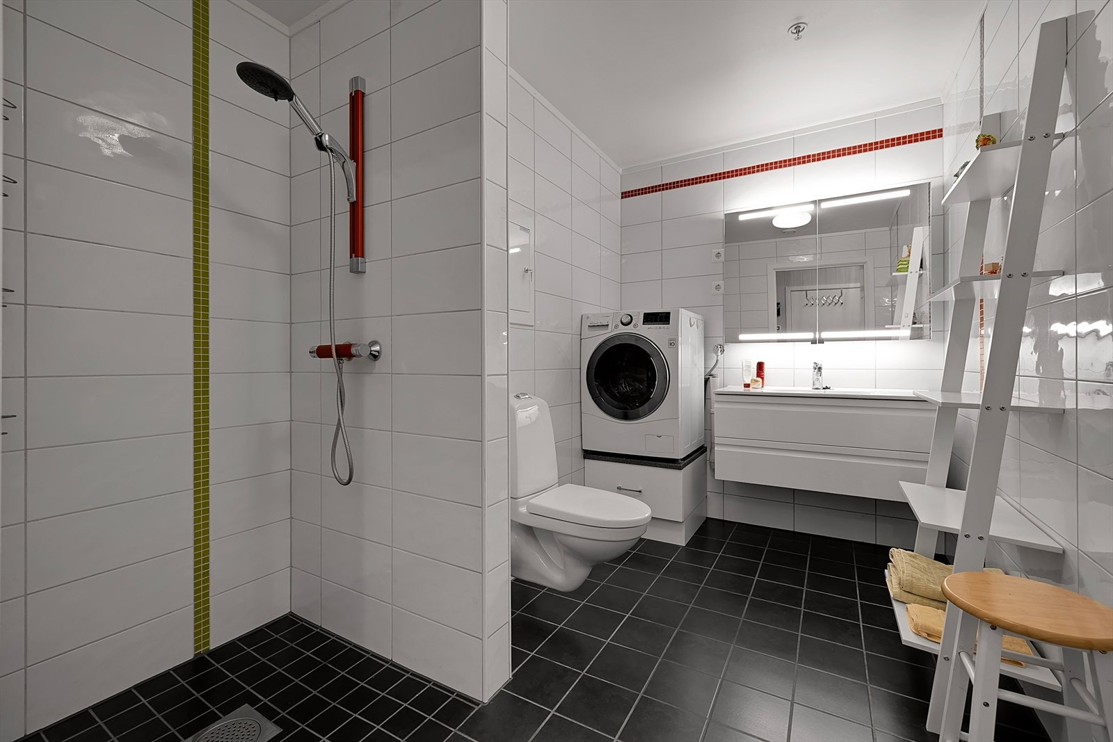 Komplett fliselagt bad med gulvvarme. Galleribilde