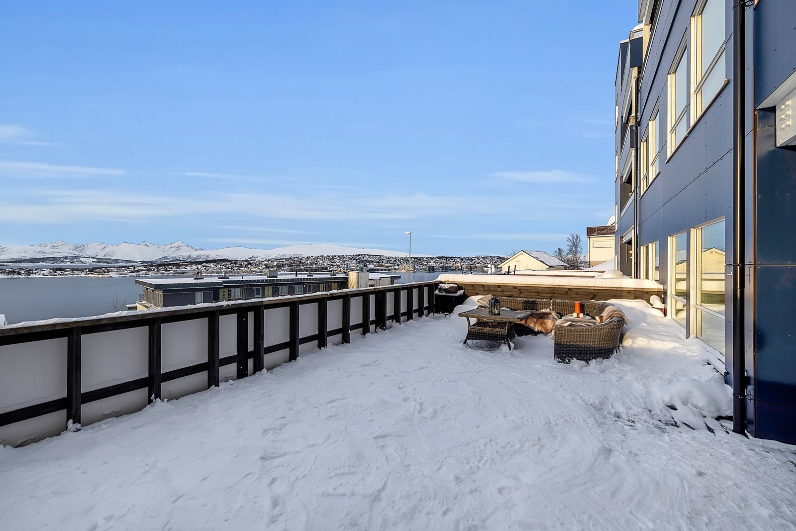 Balkong på hele 59 kvm blir som en forlengelse av stuen på sommehalvåret. Galleribilde