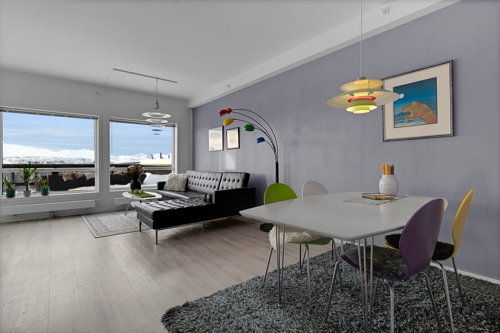 Meget flott og romslig 3-roms med parkering i garasje, ekstra stor balkong, oppgradert kjøkken og fliselagt bad. Optimale solforhold og fin utsikt. Galleribilde