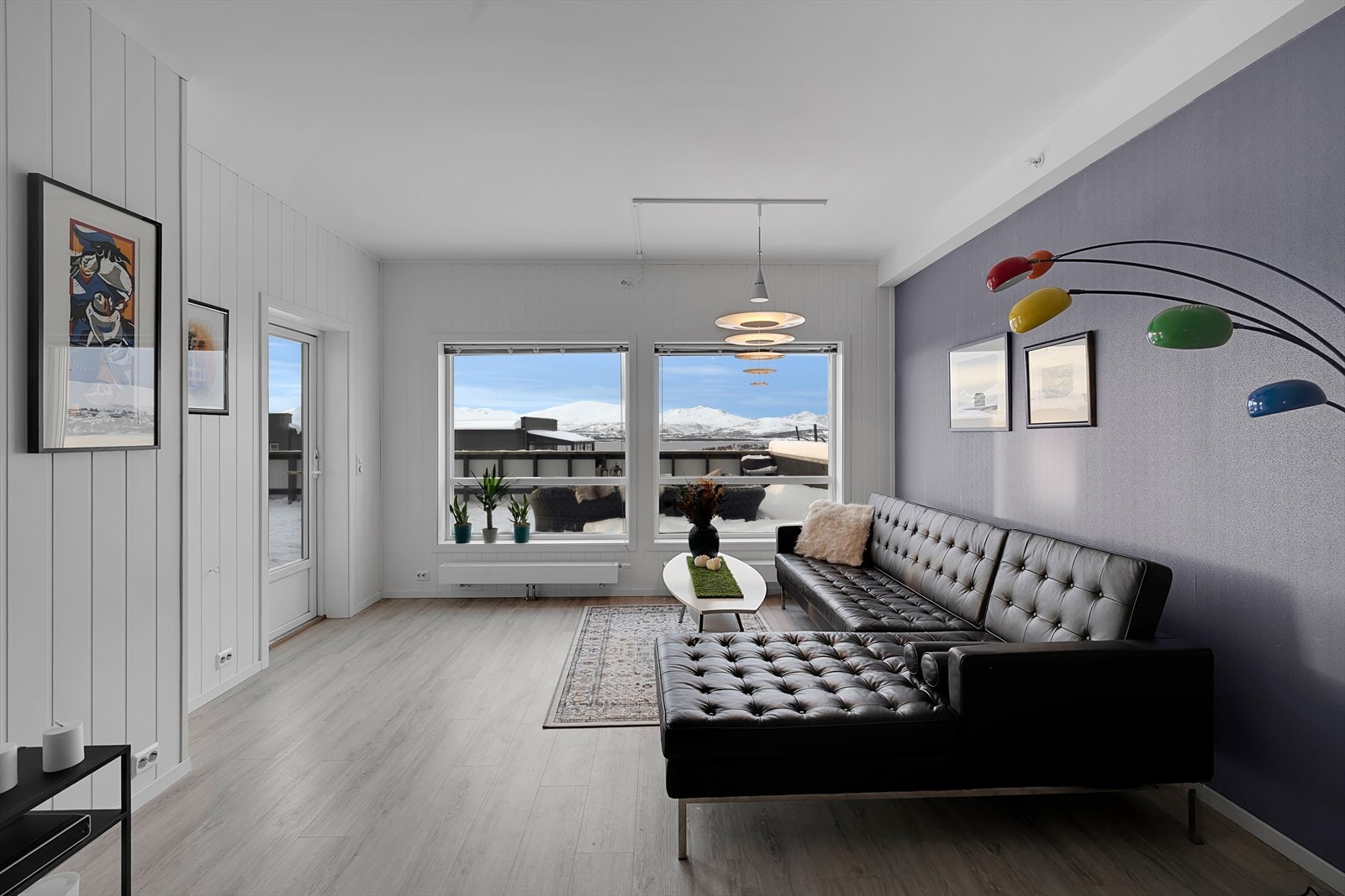 Store vindusflater gir mye naturlig lysinnslipp. Galleribilde