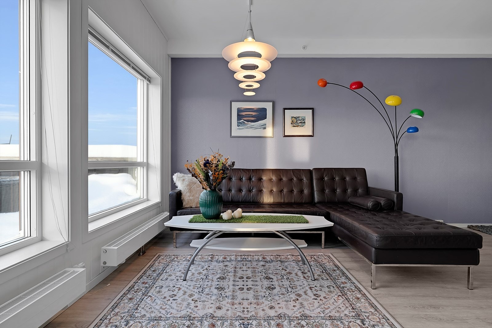 God plass til sofagruppe med tilhørende møblement, Galleribilde