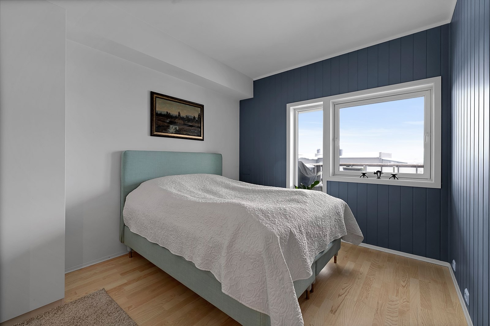 Hovedsoverom med med plass til å innrede både med stor seng, nattbord og garderobeskap. Galleribilde