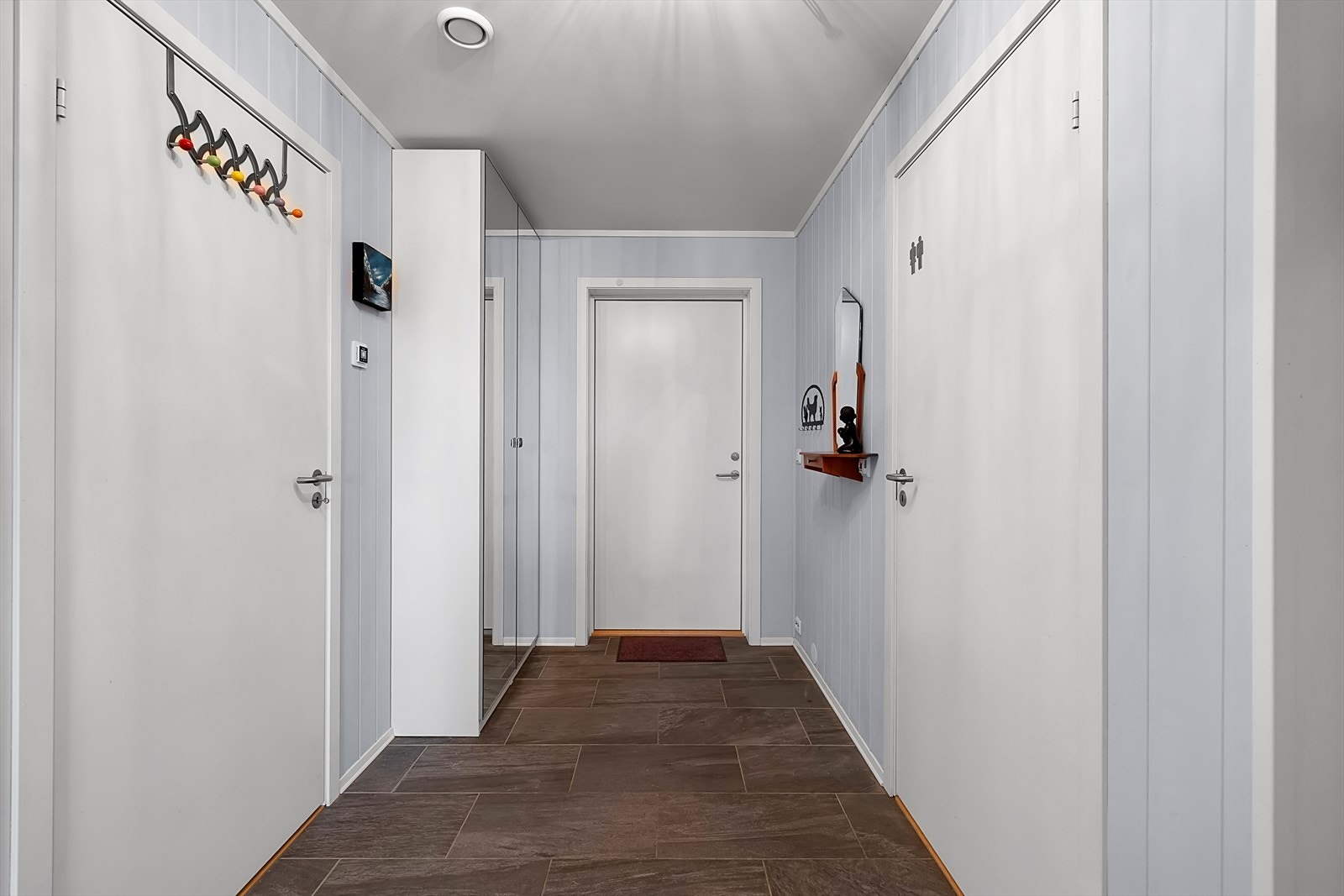 Rikelig med plass til å henge fra seg yttertøy og sko. Her er det også lagt varmekabler. Galleribilde