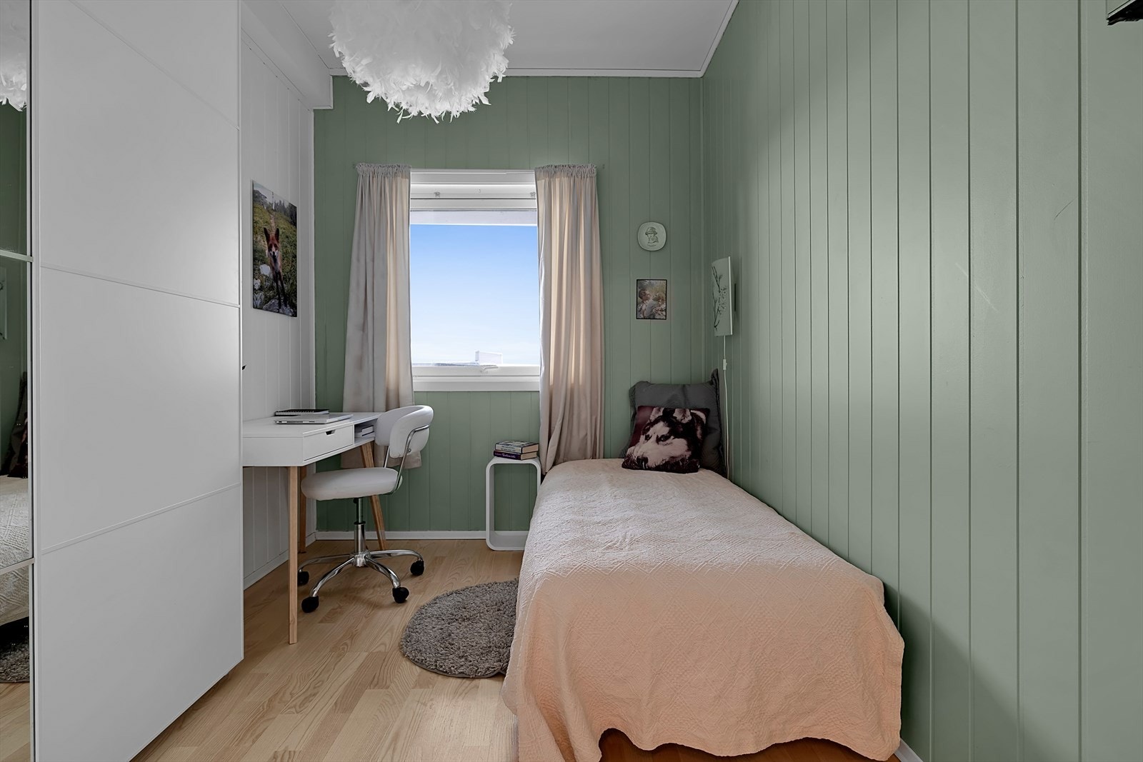 Soverom 2 egner seg perfekt som barnerom, gjesterom eller kontor. Galleribilde