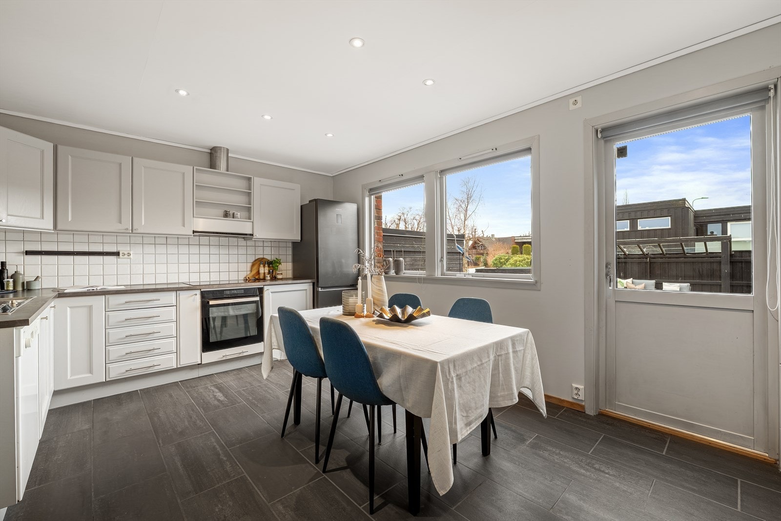 Boligens planløsning er praktisk og funksjonell med lett adkomst mellom inne soner og uterom Galleribilde