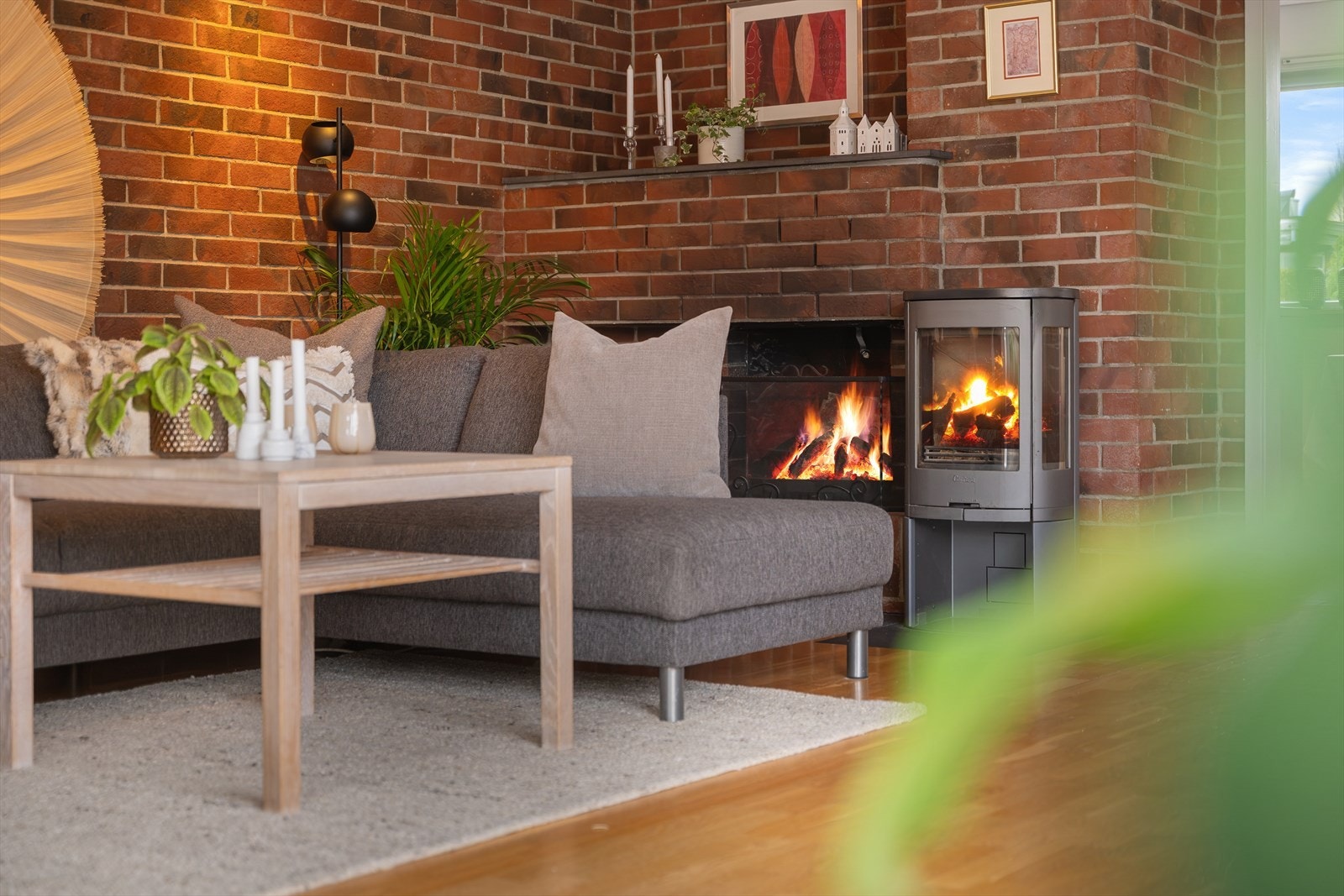 Peis og vedovn som gir lun varme og hygge Galleribilde