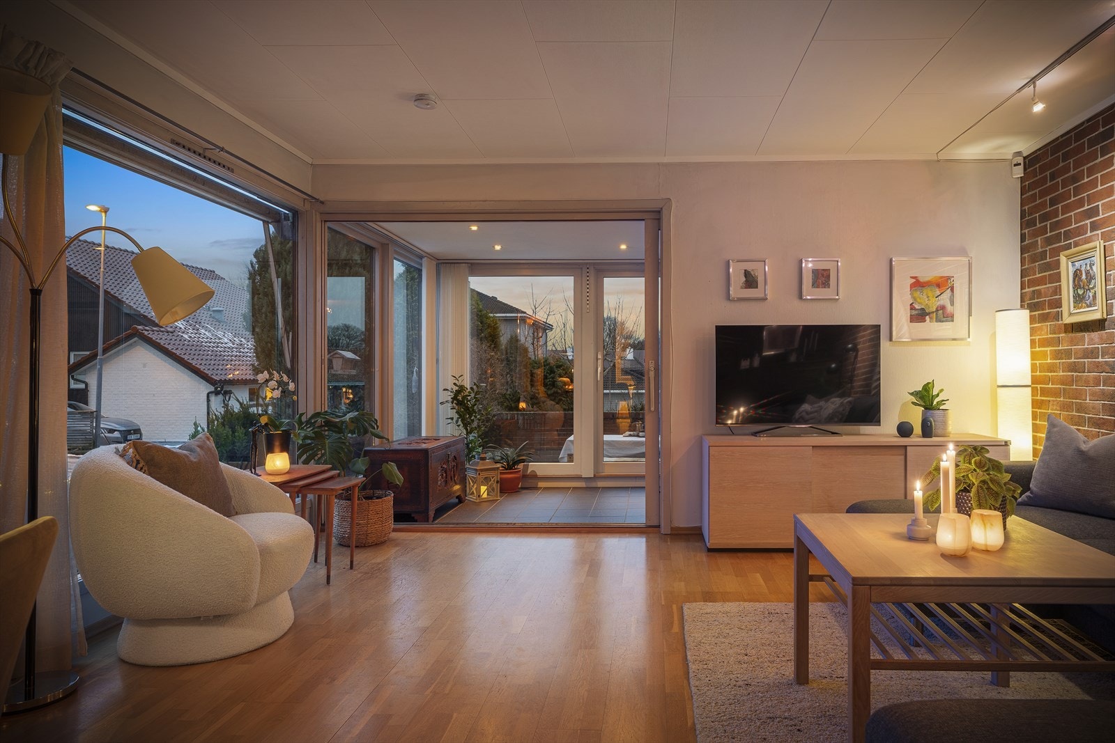 Boligen har en herlig atmosfære og gode vindusflater som gir mye lys Galleribilde