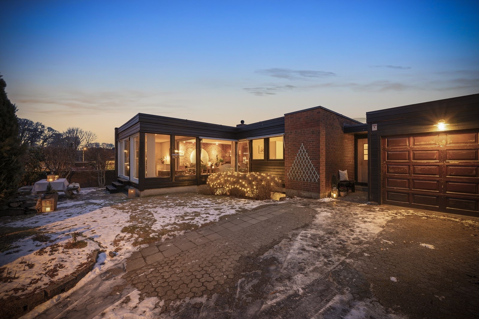 Velkommen til en flott og arkitekttegnet 70 talls murvilla. Dette er en typisk funkisbolig med smarte og funksjonelle løsninger Galleribilde