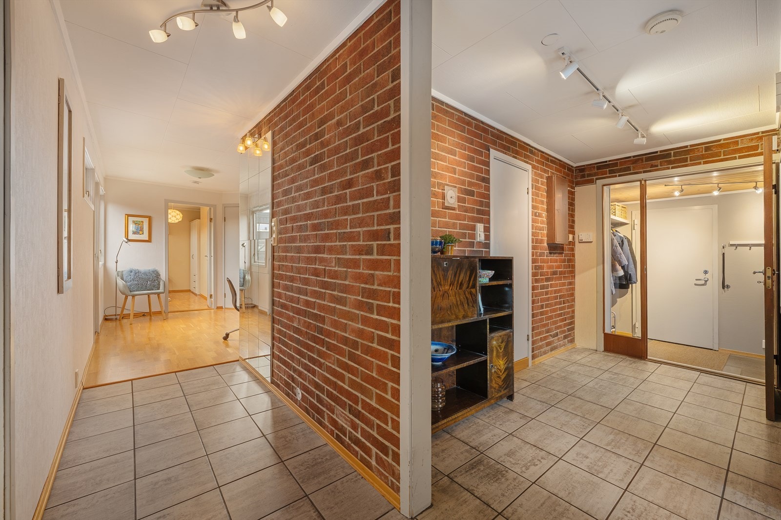 Boligen er delt inn i ulike fløyer. Her ser du yttergang, innergang og soveromsfløy Galleribilde