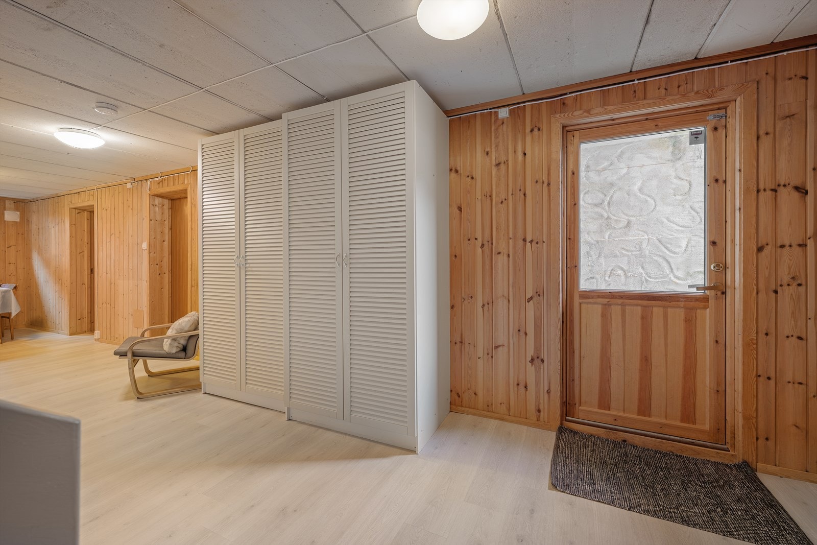 Det er trapperom ned til kjeller, men det er også egen inngangsdør. Denne etasjen har potensiale og flere bruks muligheter Galleribilde