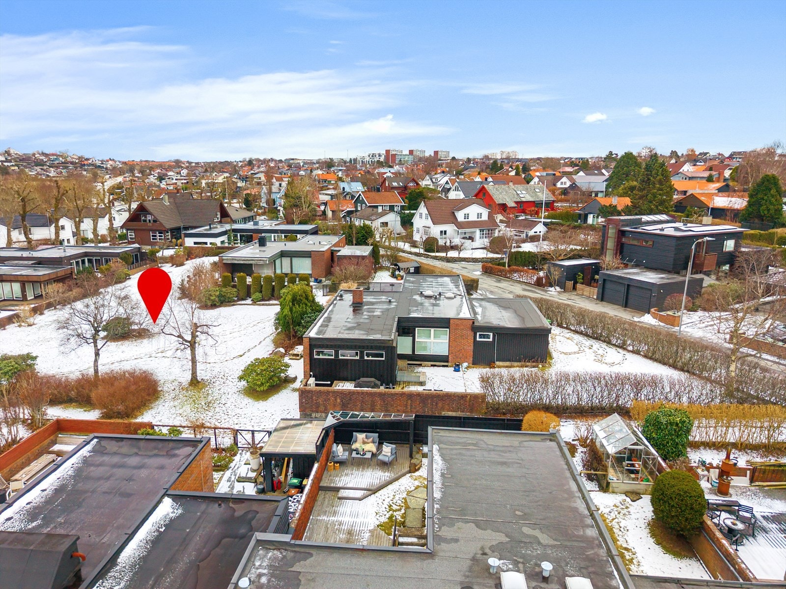 I tillegg til egen tomt, er selger 1/12 deleier av en felles tomt på over 2 mål (2 656,3 kvm - Gnr 27 Bnr 805). Denne tomten ligger "privat" til mellom husene (se pil) Galleribilde