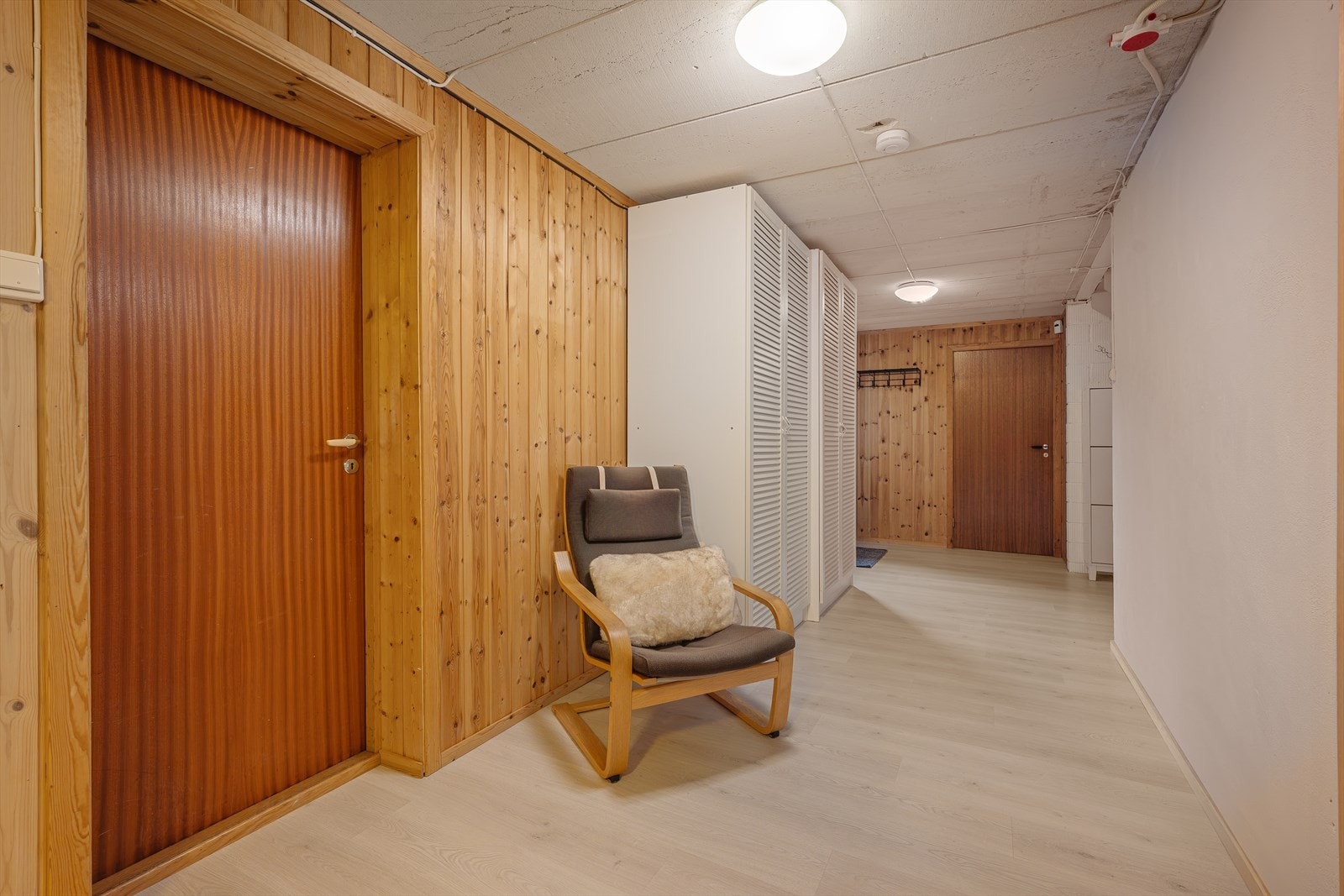 Kjeller med romslig gang, flere rom og boder Galleribilde