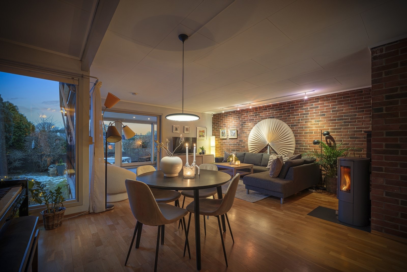 Romslig stue og spisestue med vedovn Galleribilde