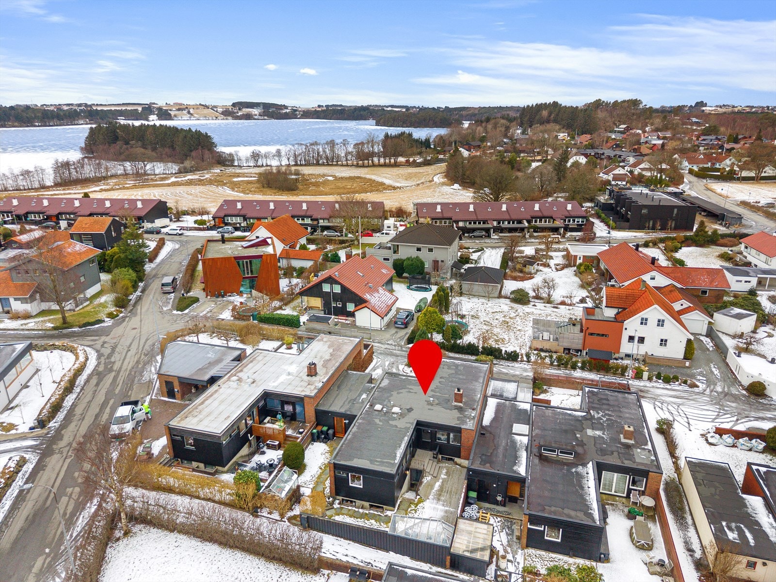 Eiendomsmegler 1 v/Tone W. Fredriksen presenterer denne spennende og arkitekttegnede boligen i Mathias Skeibroks vei 3 - like ved Store og Lille Stokkavatn. Galleribilde