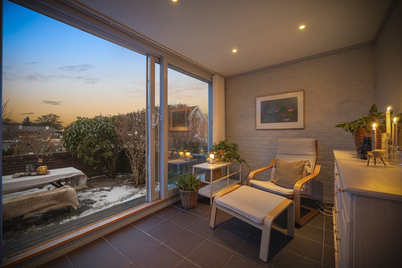 Den tidligere terrassen er bygget om til Hagestue, som er blitt en utvidelse av boligarealet . Her er det godt å sitte å ha en stille stund Galleribilde