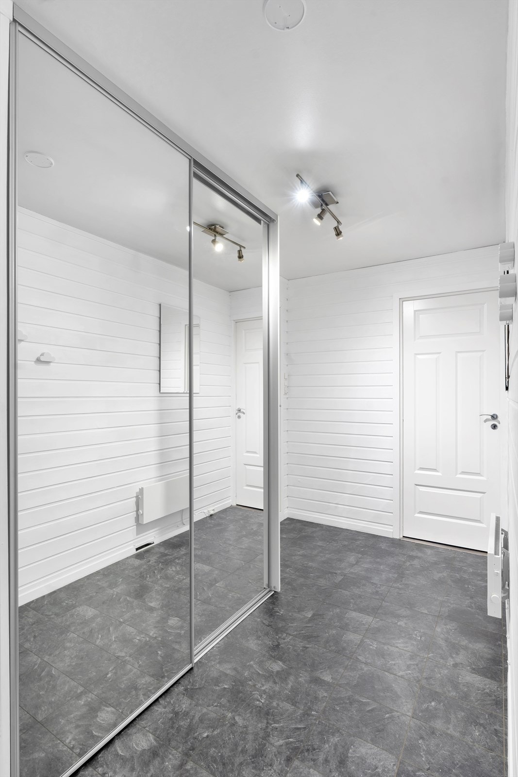 Romslig gang med stor skydørsgarderobe. Galleribilde