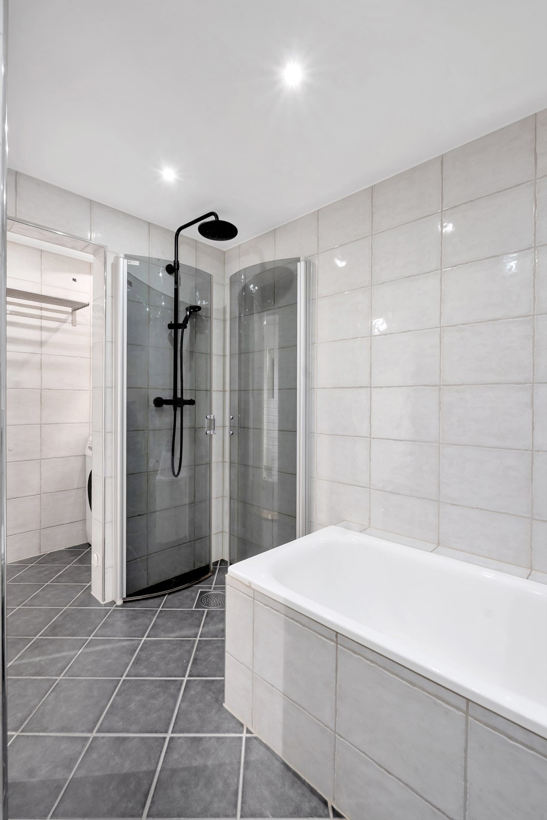 Praktisk vaskeromsløsning i enden av badet. Både dusj og badekar. Galleribilde