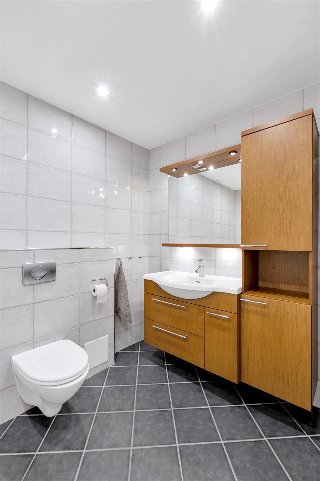 Vegghengt toalett og praktisk innredning med mye oppbevaringsplass. Galleribilde