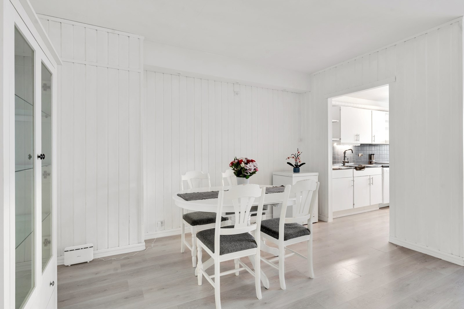 Med kun stue og kjøkken på andre plan sikres du gode møbleringsmuligheter og god plass til både sitte- og spisegruppe. Galleribilde