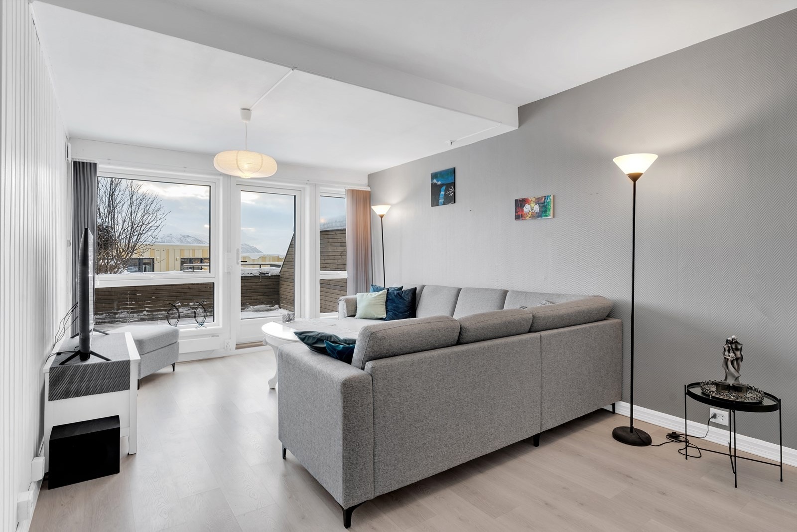 Stuen byr på rikelig naturlig lysinnslipp fra store vindusflater, samt utgang til balkong. Galleribilde