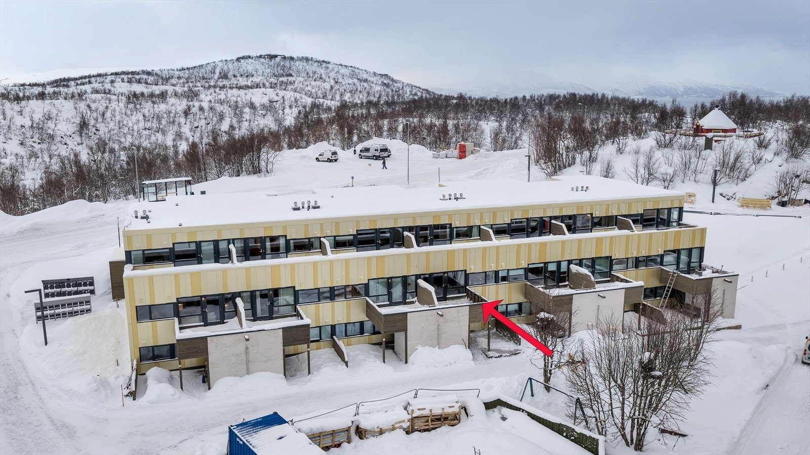 God intern beliggenhet i øvre del av borettslaget. Nært marka, busstopp og parkering. Galleribilde