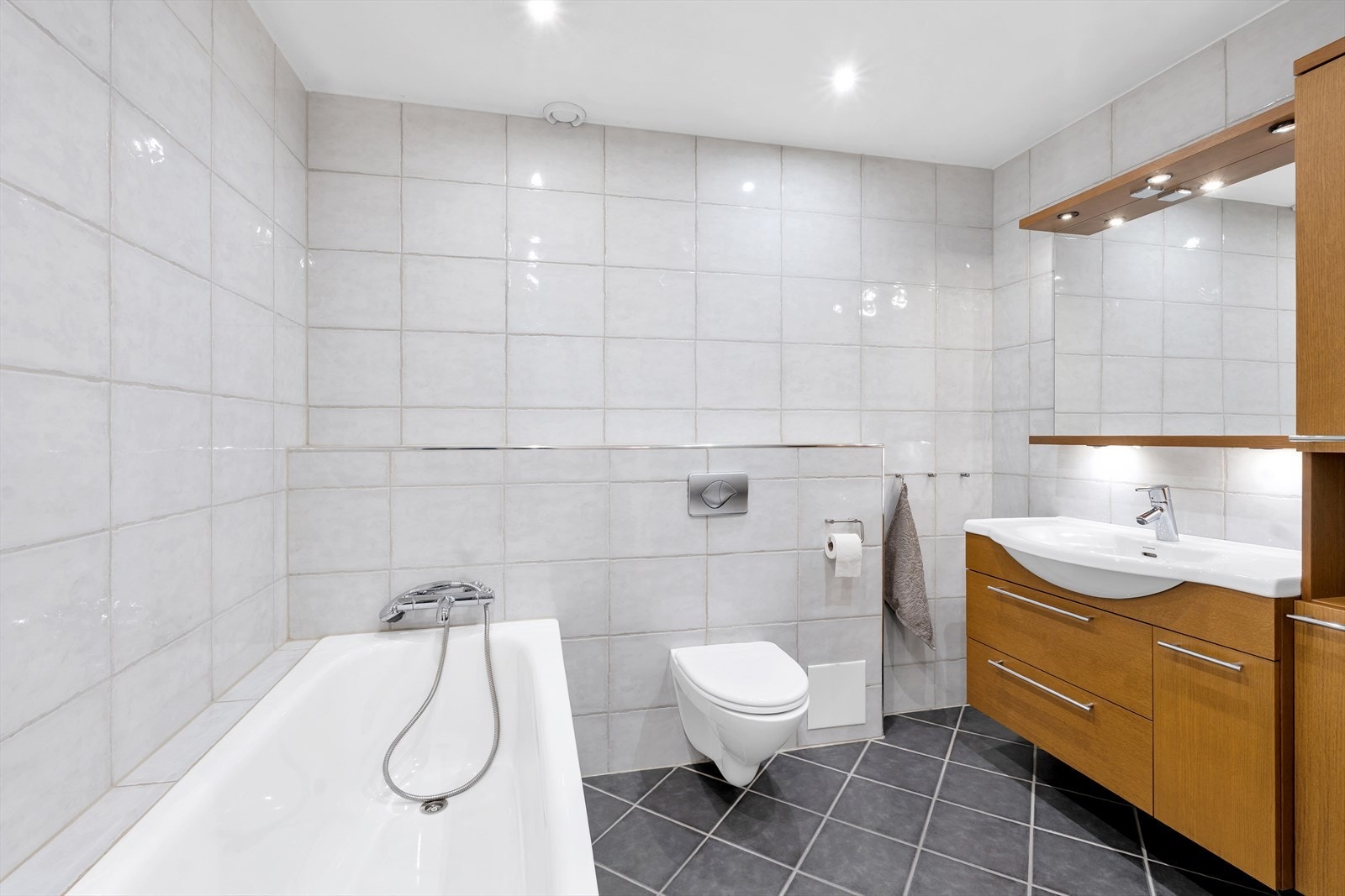 Komplett flislagt bad med gulvvarme. Galleribilde