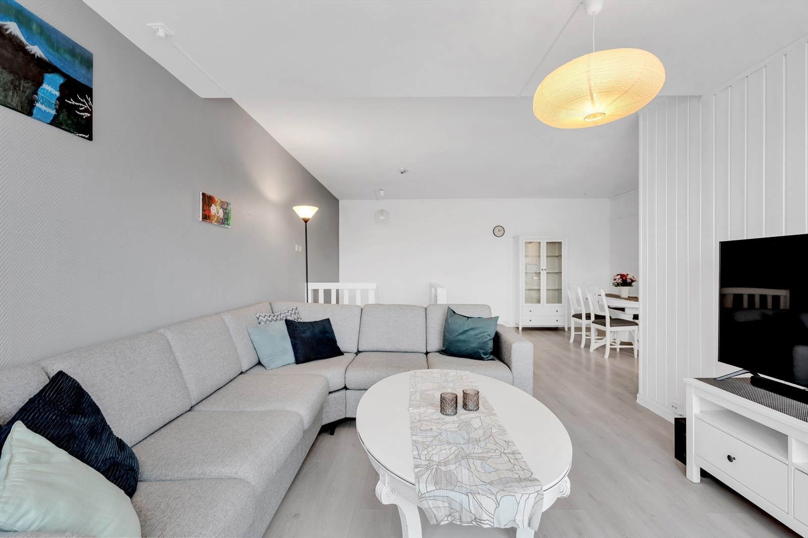 Attraktiv og velholdt 3-roms over to plan med parkering, nyrenovert fasade, og meget gode sol- og utsiktsforhold! Galleribilde