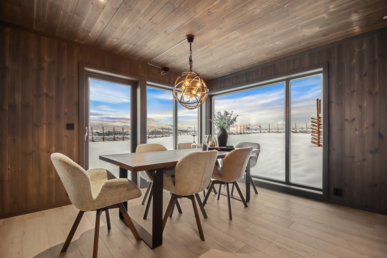 Vakker utsikt gjennom de store vinduene gir en følelse av å være ett med omgivelsene Galleribilde