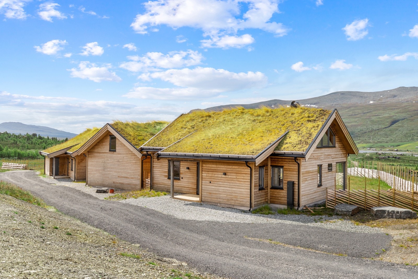 Tomten er pent opparbeidet med skigard. Det er også satt opp skigard mellom hyttene som gir flott og naturlig skjerming. Galleribilde