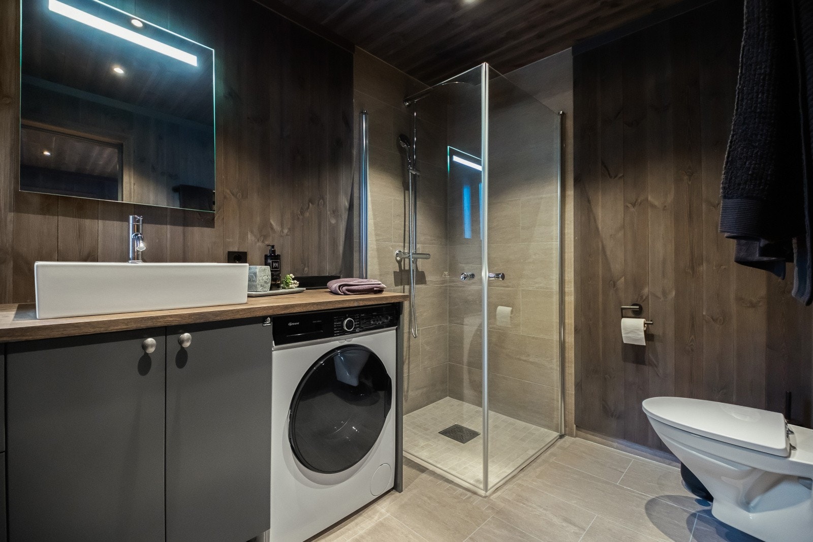 Hytte 2 har to bad, hytte 1 har ett bad Galleribilde