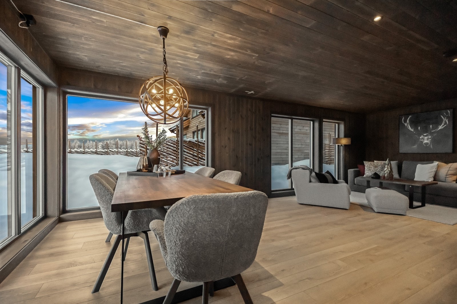 God plass til spisebord ved kjøkkensiden Galleribilde