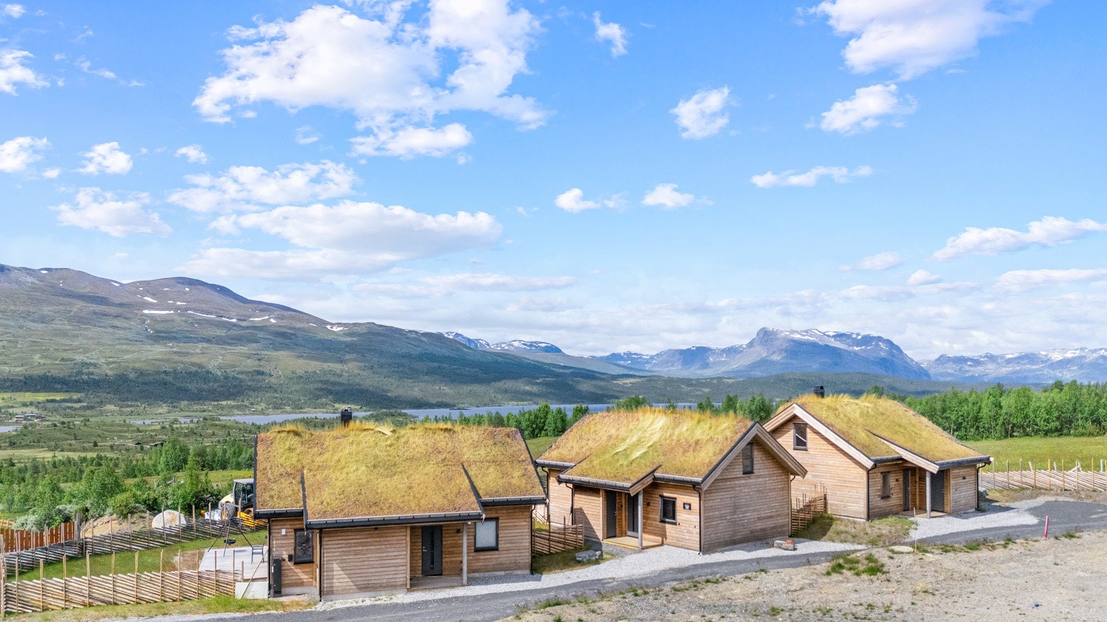 Fellestomt på 1530,20 kvm. På fellestomten står det tre hytter med seksjonsnr. Det er hytte 1 og 2 som er til salgs. Hytte 3 er solgt. Galleribilde