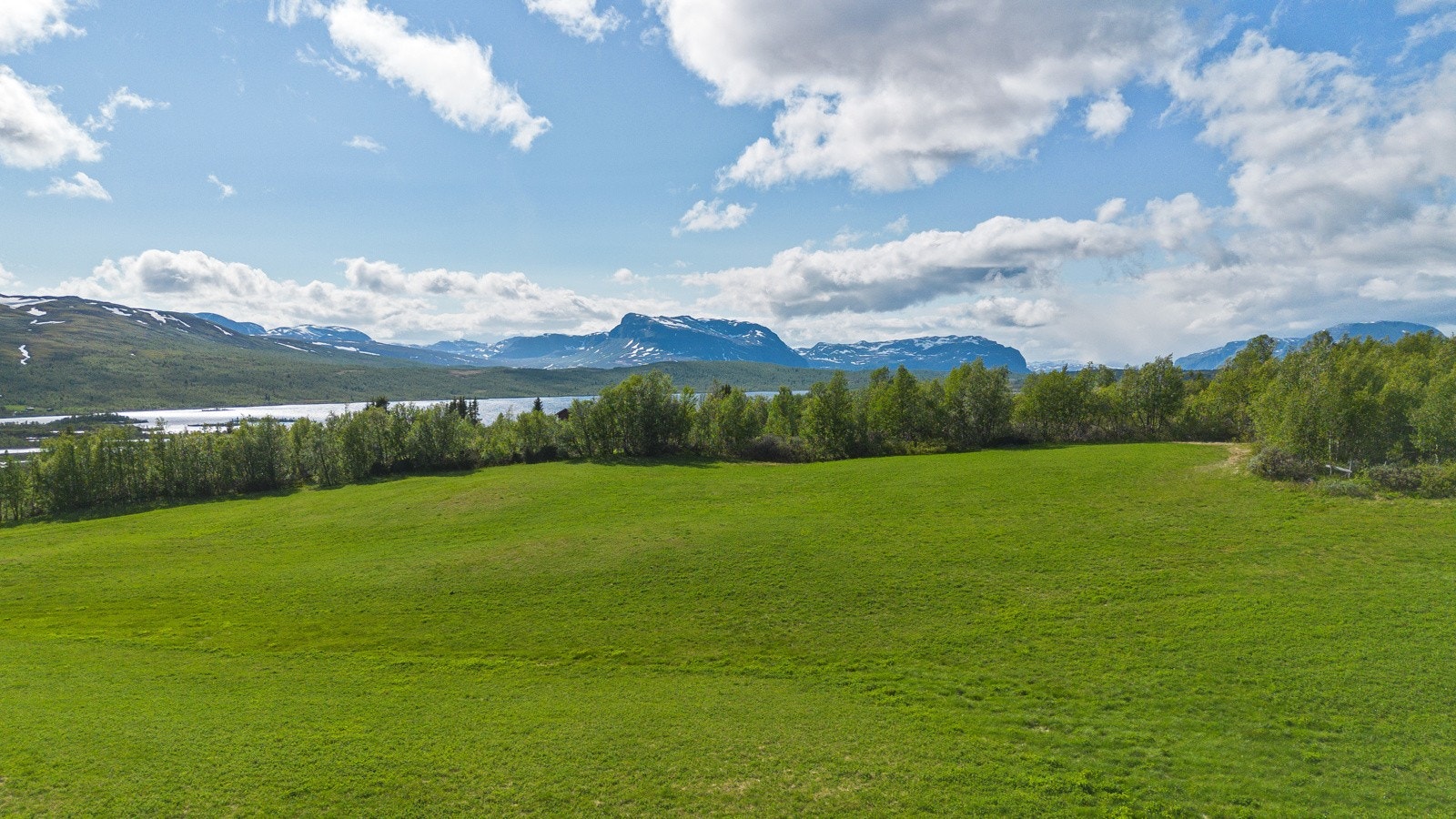 Denne vakre fjellheimen kan by på mange fine turterreng året rundt - Et rikt område for deg som liker sykling, fisking, fotturer og langrenn på vinteren Galleribilde