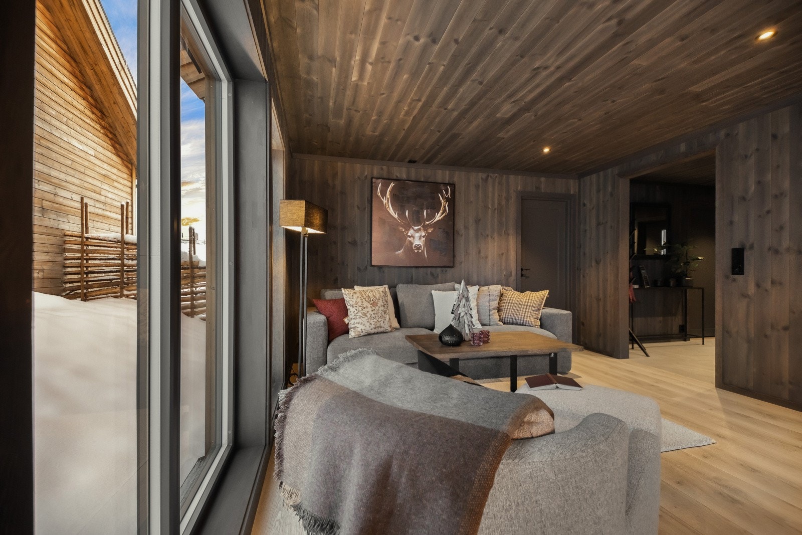 Store vindusflater slipper dagslyset inn og det skaper en god romfølelse Galleribilde