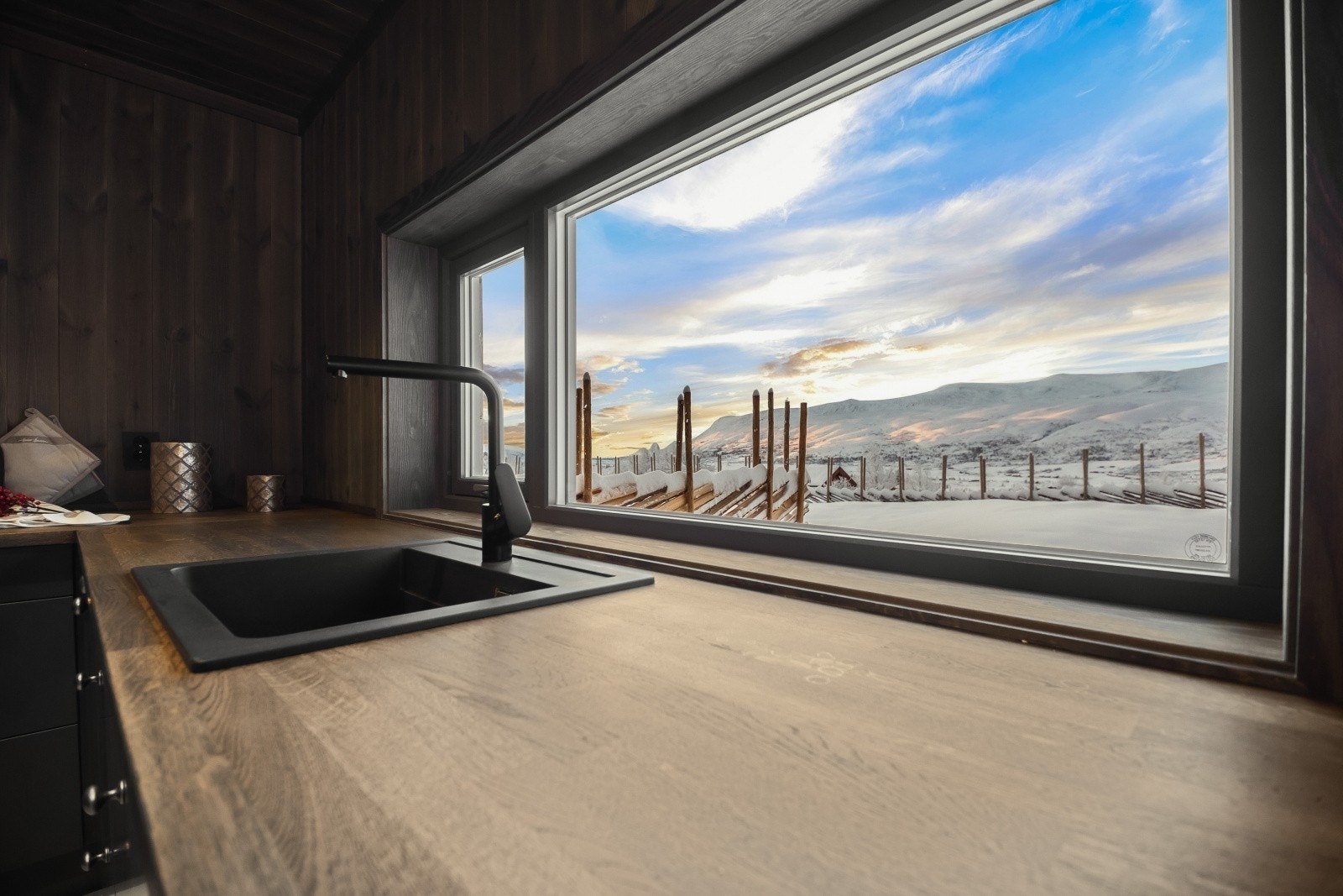 Tenk å nyte den vakre utsikten fra kjøkkenbenken Galleribilde